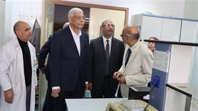 رئيس جامعة المنوفية يتفقد حالة طفل سورى بعد عملية زراعة كبد
