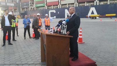 وزير النقل يشهد استقبال السفينة CMA CGM THAMES 