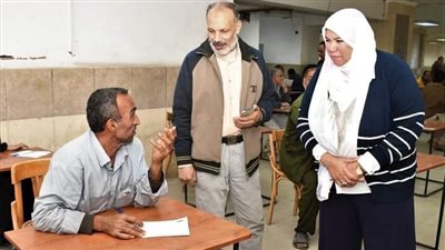 تعليم الكبار تعقد امتحانًا لأول 88 عاملًا من نواتج فصول حياة كريمة