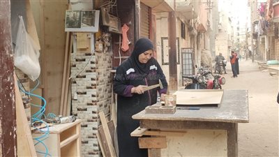 أم رحاب أول سيدة تعمل نجار موبيليا وتؤكد: علشان أقف جنب جوزي