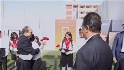 طفل من المنيا للسيسي: ممكن تحضني؟ والرئيس: تعالى يا حبيبي (فيديو)