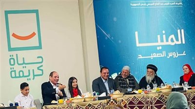 الرئيس السيسي يتناول الإفطار مع أهالي قرية المعصرة (صور)