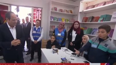طفل يستعرض طريقة صناعة سيارة لعبة أمام الرئيس السيسي في مكتبة المعصرة (صور)
