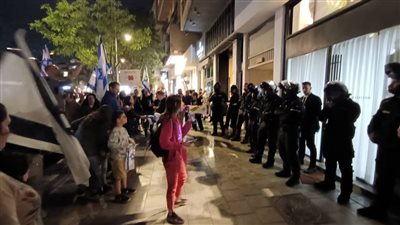 بن غفير يصدر أوامره بتفريق متظاهرين يحاصرون زوجة نتنياهو بالقوة (فيديو وصور)