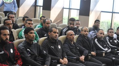 محاضرات للحكام المساعدين في تطبيق تقنية الفيديو (صور)