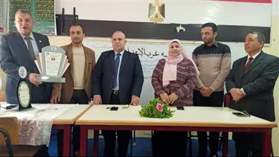 وكيل تعليم دمياط يكرم الطالبات المتفوقات في مدرسة جمصة 