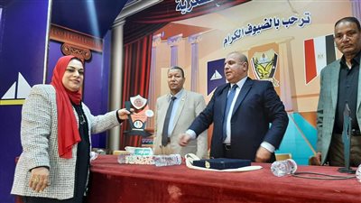 وكيل تعليم دمياط يكرم الطلاب الفائزين بالمسابقة الدولية لتطبيقات مايكروسوفت