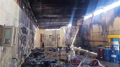 إخماد حريق نشب داخل مصنع تنر في منشأة القناطر (صور)