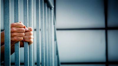 قرار جديد ضد صاحب صيدليات هارب من 140 سنة سجنا بالتجمع