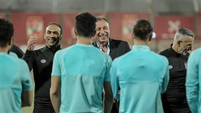 الخطيب يجتمع مع لاعبي الأهلي قبل مواجهة الهلال السوداني 