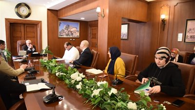 محافظ بورسعيد يلتقي ممثلي شركة ايزي كاش لبحث سبل التعاون (صور) 