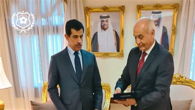 الإسماعيلي يهدي درع النادي للسفير القطري 