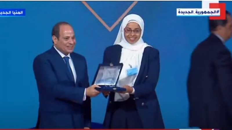 الرئيس السيسي يكرم