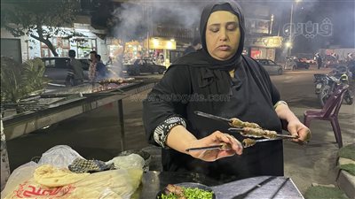 تعرف على قصة أم بطة، أقدم بائعة مشويات بالعباسية (فيديو وصور)