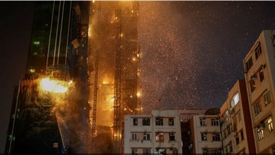 حريق هائل في ناطحة سحاب بهونج كونج (فيديو)