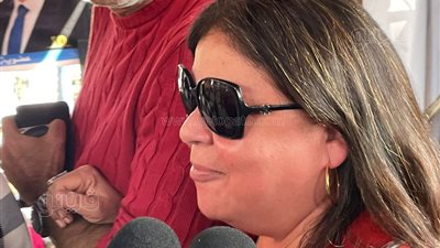 ماجدة زكي تدعم شقيقها في انتخابات الممثلين بالهتاف والرقص أمام اللجنة (فيديو) 