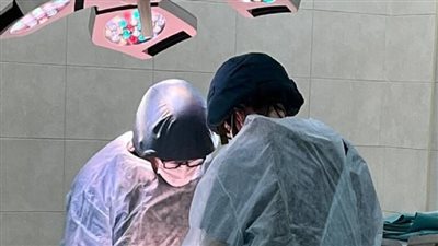 أطباء يرتدون سترات واقية من الرصاص وخوذات أثناء إجراء عملية جراحية