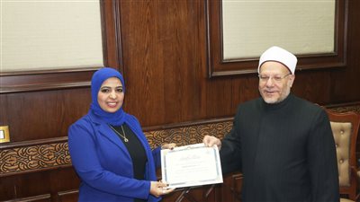 دار الإفتاء تُعين أول سيدة بأمانة الفتوى.. المفتي: المرأة شريك أساسي في تحقيق البناء والتنمية.. ويدعو لضرورة وضعها في مكانها الصحيح