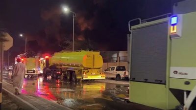 اندلاع حريق هائل في منشأة بمدينة الدمام السعودية (فيديو وصور)