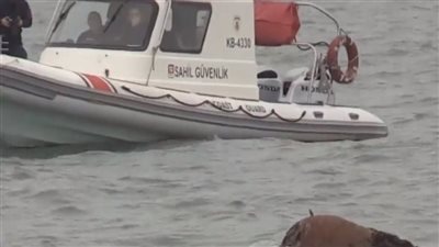 السلطات التركية تدمر جسما غريبا في المياه (فيديو)