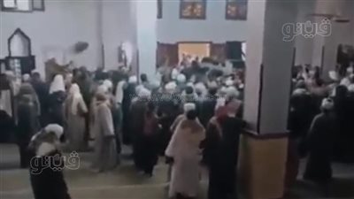 نعش متوفى يرفض الخروج من المسجد ببني سويف، ورد فعل غريب من المشيعين (فيديو)