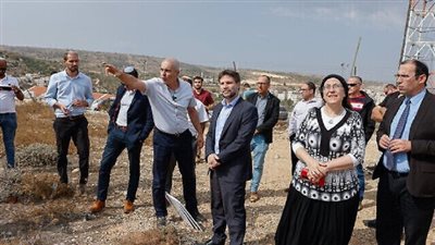 وزير المالية الإسرائيلي المتطرف يقتحم قرية بالضفة الغربية