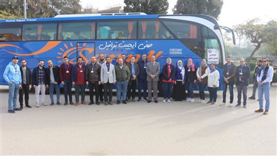 رئيس جامعة المنصورة في وداع قافلة جسور الخير (18)