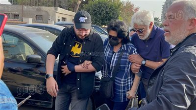 إسعاد يونس بالعكاز في انتخابات التجديد النصفي بنقابة الممثلين (صور)