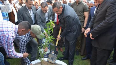 وزير التنمية المحلية ومحافظ قنا يغرسان شجرة بقرية خزام ضمن مبادرة الرئيس
