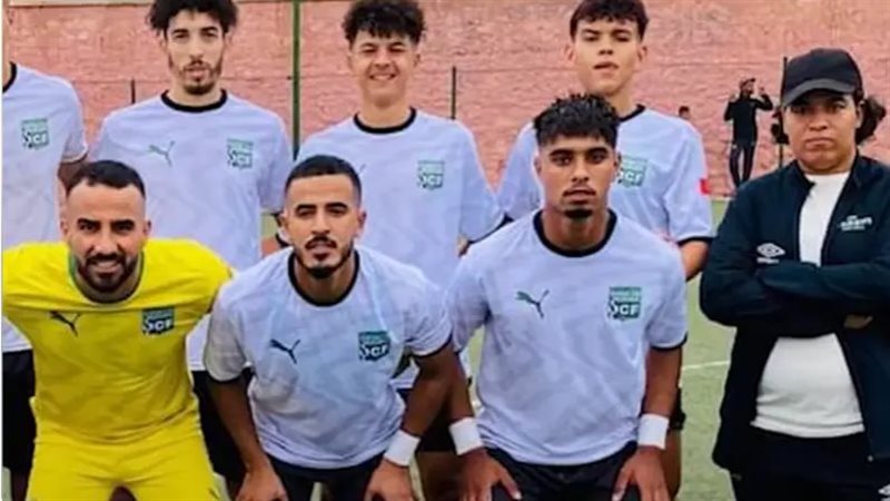 لقطة للفريق مع المدربة