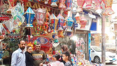 أسرة قبطية تصنع فوانيس وخيامية رمضان بالغربية