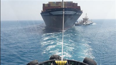 موانئ البحر الأحمر تسحب سفينة عاطلة بمنطقة الغاطس الخارجي لمدخل قناة السويس