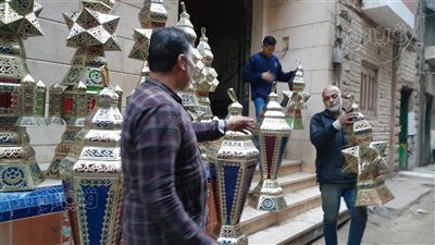 من التقطيع إلى السندقة، مراحل تصنيع الفوانيس الصاج في أقدم ورشة بالغربية (فيديو)