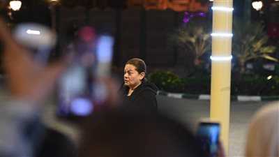 أشرف زكي وكاملة أبو ذكري في عزاء والدة رشا مهدي (فيديو وصور) 