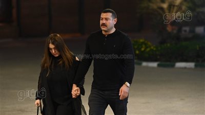 عمرو يوسف وكندة علوش يقدمان العزاء في وفاة والدة رشا مهدي (صور)