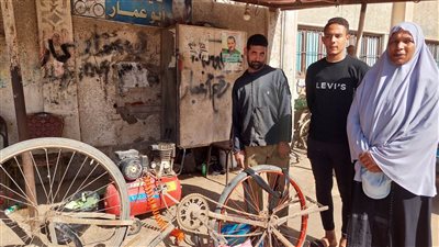 الإعاقة لم تمنعه من الكفاح، عجلاتي منذ 20 عامًا ويعول 3 أطفال بكفر الشيخ (فيديو) 
