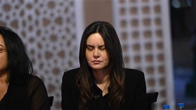 بكاء رشا مهدي أثناء تلقي العزاء في والدتها بمسجد الشرطة (فيديو)