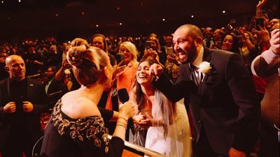 أديل توقع على فستان عروس احتفلت بزفافها خلال حفلتها (فيديو)