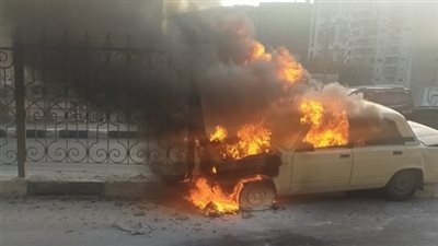 النيران تلتهم سيارة ملاكي انحرفت عن مسارها داخل الأراضي الزراعية بالغربية