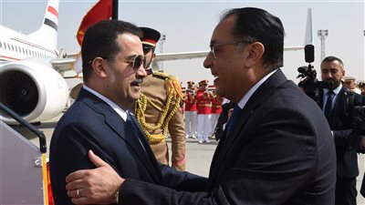 رئيس الوزراء يستقبل نظيره العراقي بمطار القاهرة (صور)