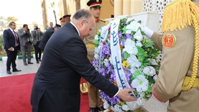 محافظ القاهرة يضع الزهور على مقابر شهداء المنطقة العسكرية (صور)