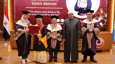 رئيس جامعة الأزهر يوصي خريجي الطب الماليزيين بضرورة التعامل مع المرضى بالتراحم 