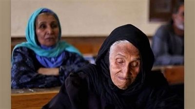 أنجلينا جولي تشارك صورة الحاجة زبيدة بعد تحقيق حلمها بعمر 87 عاما 