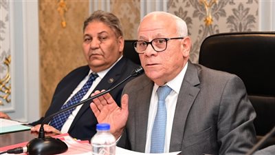 محافظ بورسعيد يدعم النادي المصري بـ 5 ملايين جنيه