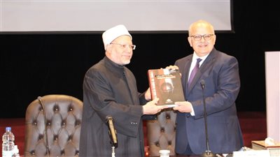 مفتي الجمهورية لطلاب جامعة القاهرة: لا تتركوا أنفسكم فريسة للمعلومات المضللة