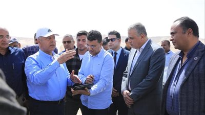 محافظ سوهاج ووزير النقل يتفقدان مسار القطار الكهربائي السريع (صور)