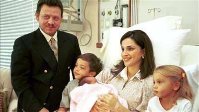 حوطتك باسم الله يا ريحانة الدار، الملكة رانيا تحتفل بزفاف ابنتها بأغنية خاصة