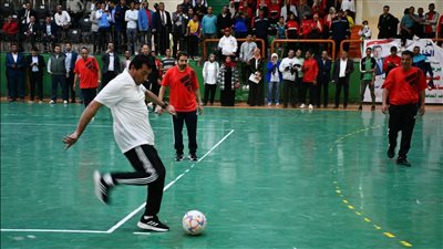 وزير الشباب والرياضة يشارك في مباراة استعراضية لكرة القدم بالوادي الجديد