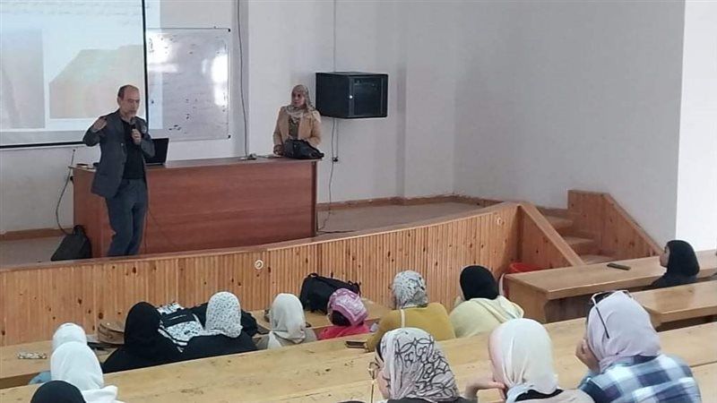 جانب من فعاليات الندوة،