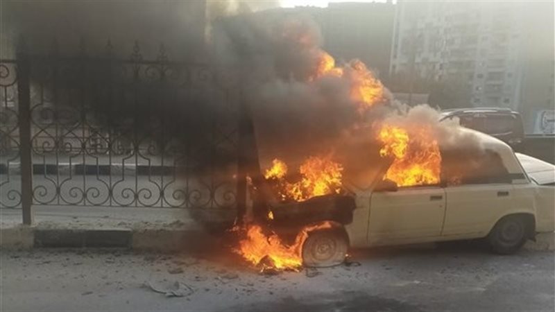 النيران تلتهم سيارة